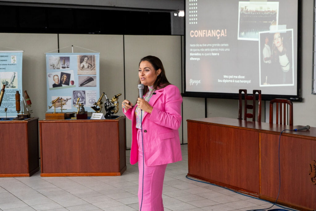 Dra. Ana Carolina palestrou para formandos na 2° Jornada de Biomedicina